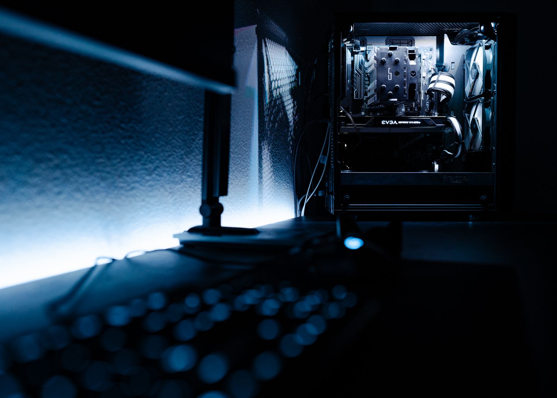 Teclado gaming y luces de setup