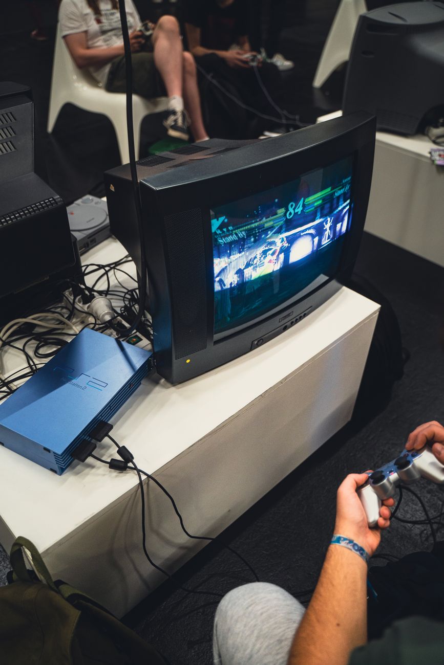 Control de videojuegos y pantalla retro iluminada en el cuartel